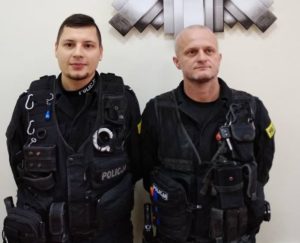 Read more about the article Profesjonalna pomoc tych policjantów uratowała życie kierowcy