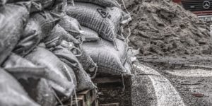 Read more about the article Ucierpiała wydma i woda morska wlewa się do Ekoparku. Około 50 worków z piaskiem ma pomóc