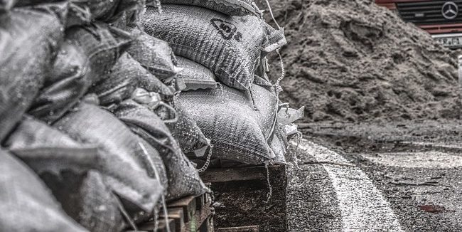 You are currently viewing Ucierpiała wydma i woda morska wlewa się do Ekoparku. Około 50 worków z piaskiem ma pomóc