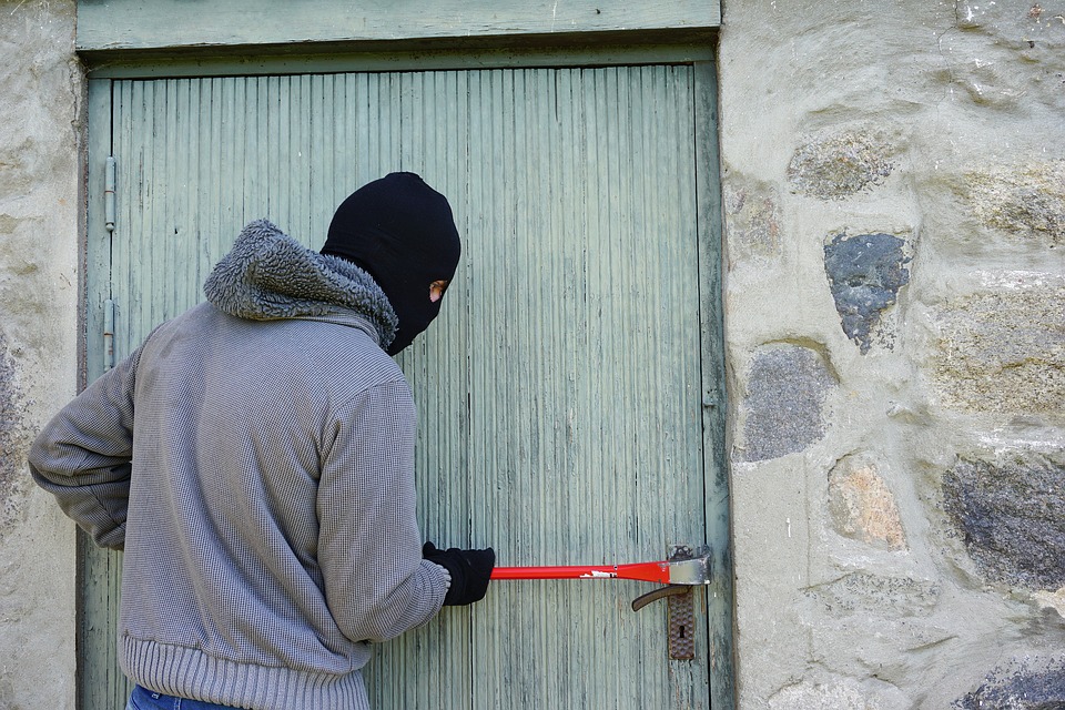 You are currently viewing Włamał się do salonu fryzjerskiego, garażu i siłowni. Teraz grozi mu nawet 10 lat więzienia