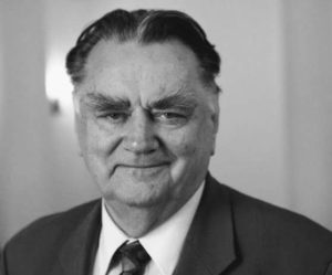 Read more about the article W ratuszu zostanie wystawiona księga kondolencyjna po śmierci Jana Olszewskiego