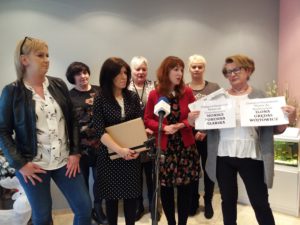 Read more about the article Kobiety protestują przeciwko językowi nienawiści i pogardy. Żądają też przeprosin