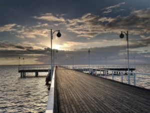 Read more about the article W Podczelu ma powstać ładne molo, które przykryje brzydką rurę. Pieniądze na projekt są