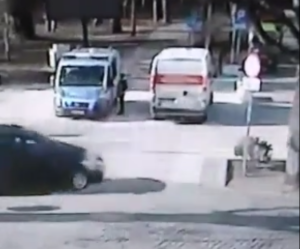Read more about the article Kilkuletni chłopiec zaalarmował policjantów, że niedaleko leży nieprzytomny człowiek. To uratowało mężczyźnie życie (wideo)