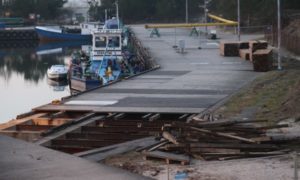 Read more about the article Ruszyła wymiana drewnianego pomostu w dźwirzyńskim porcie