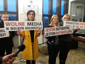Read more about the article Radne występują w obronie wolnych mediów. Izabela Zielińska przyznaje, że określenie „Błyskotki” nie powinno paść