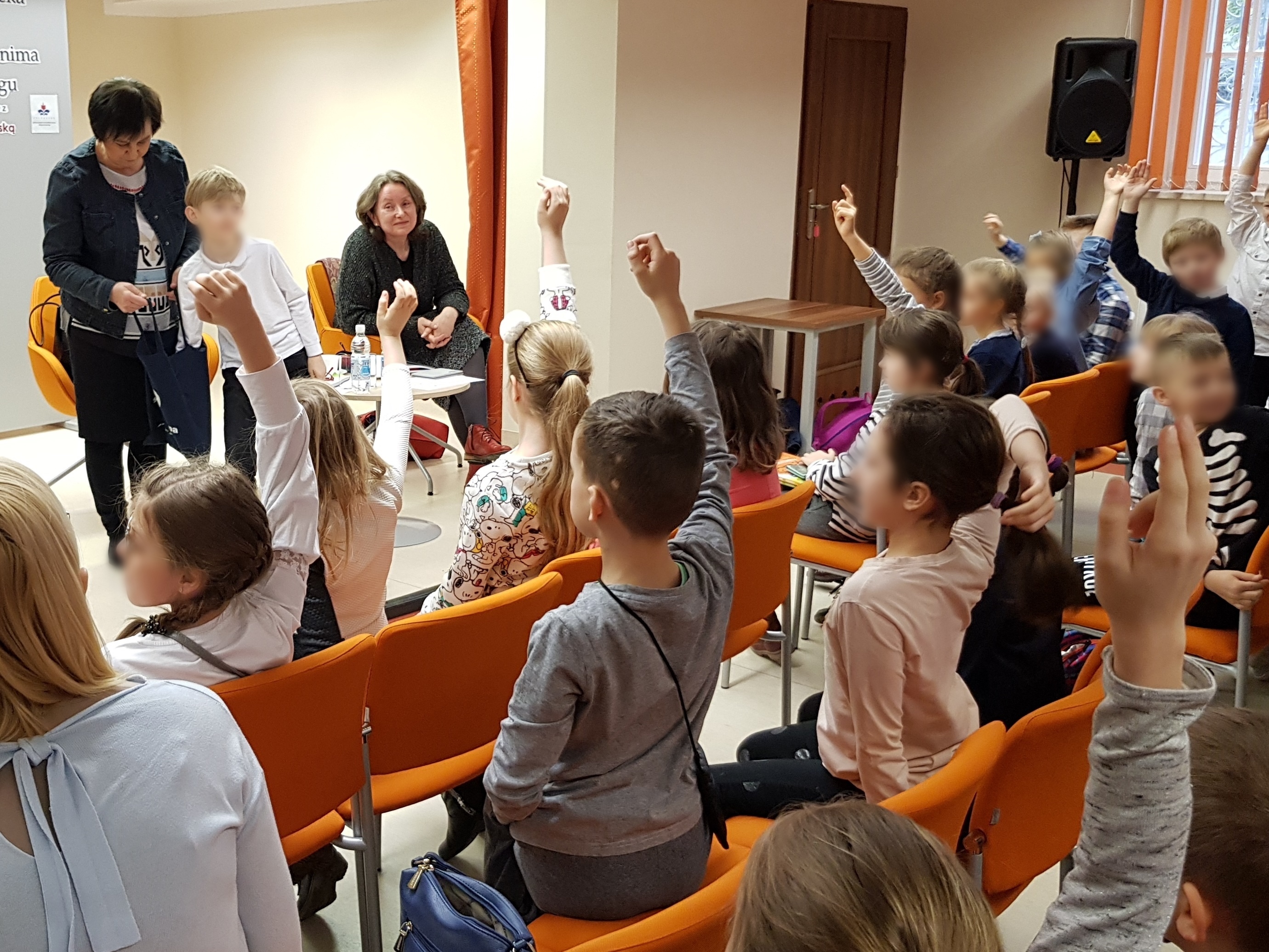 You are currently viewing Po co dzieciom książki, jeśli wokół tyle ciekawych rzeczy…