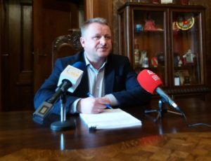 Read more about the article Prosty błąd cofnął ważną uchwałę z powrotem do Rady Miasta. Urząd przeprasza (wideo)