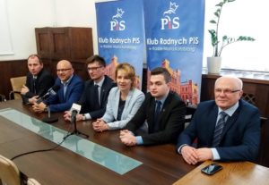 Read more about the article Koalicjanci diametralnie różni w ocenie 100 dni prezydent Kołobrzegu Anny Mieczkowskiej (wideo)