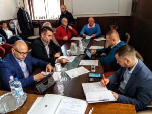 Read more about the article Grupa taksówkarzy proponuje by urząd miasta zatrudnił bagażowych na dworcu PKP. „Niech będą ładnie ubrani i trzeźwi”