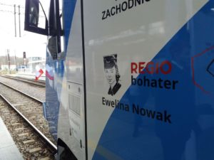 Read more about the article Pociąg z niewielkim wizerunkiem bohaterskiej sanitariuszki odjechał dziś ze stacji Kołobrzeg. Internauci krytyczni