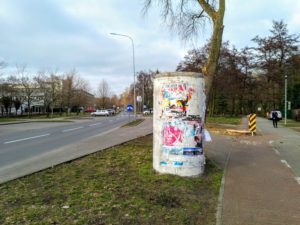 Read more about the article Miasto pięknieje, a betonowe słupy na ogłoszenia nadal szpecą