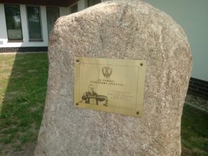 Read more about the article Skradziono tablicę pamiątkową. Kibice i zawodnicy z Karcina proszą o pomoc w znalezieniu złodzieja