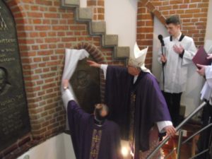 Read more about the article Biskup odsłonił i poświęcił tablicę pamięci śp. ks. Józefa Słomskiego