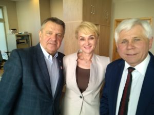 Read more about the article Do posłuchania w radiu. Politycy w świątecznym nastroju rozmawiają ponad podziałami