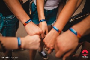 Read more about the article W tym roku uczesnicy Sunrise Festival zamiast tradycyjnego biletu dostaną zegarek-bransoletkę z czipem RFID