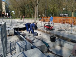 Read more about the article Ruszyła naprawa fontanny przy kortach tenisowych