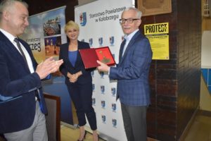 Read more about the article Umowa na przekazanie pomieszczeń po Gimnazjum nr 2 „Kopernikowi” podpisana. Od 1 września będzie tu już jedna szkoła