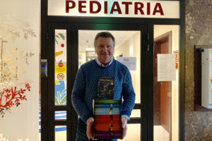 Read more about the article Jedni wręczają książki, drudzy je palą… czyli Międzynarodowy Dzień Książki dla Dzieci