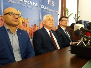 Read more about the article PiS krytycznie o ostatnich decyzjach prezydent Kołobrzegu. „Zwalnia się urzędnika, który w sposób bezstronny i życzliwy współpracował z Komisją”