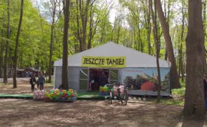 Read more about the article Duży namiot handlowy stoi w parku bez zezwoleń i psuje krajobraz