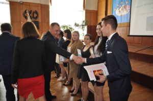 Read more about the article Maturzyści zakończyli dziś rok szkolny. Najlepsi z nagrodami