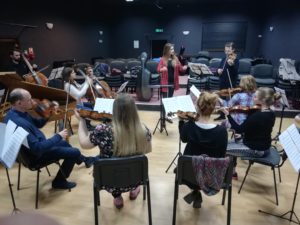 Read more about the article Trwają próby przed niedzielnym koncertem Kołobrzeskiej Orkiestry Kameralnej. W kasie ostatnie bilety