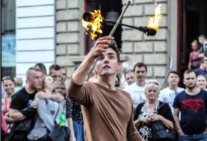 Read more about the article Dzień Dziecka: Pokazy iluzjonistów, akrobatyki powietrznej i żonglerki. Będą też szczudlarze