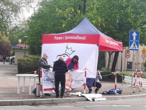 Read more about the article Zdjęli banner wyborczy, by powiesić swój. Bogusław Liberadzki: „Więcej jodu, mniej jadu!”