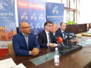 Read more about the article Mocny komentarz klubu radnych PiS do ostatnich wydarzeń w Radzie Miasta