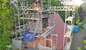 Read more about the article Odnawiają wieżę kościółka w Budzistowie