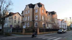 Read more about the article Okazały budynek z początku ubiegłego wieku przy ul. Rafińskiego wciąż czeka na remont. Czy uda się uniknąć rozbiórki?