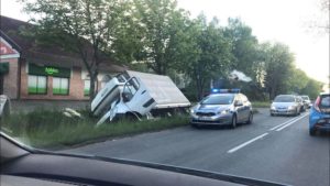 Read more about the article Prowadził na podwójnym gazie. Jazdę zakończył w rowie