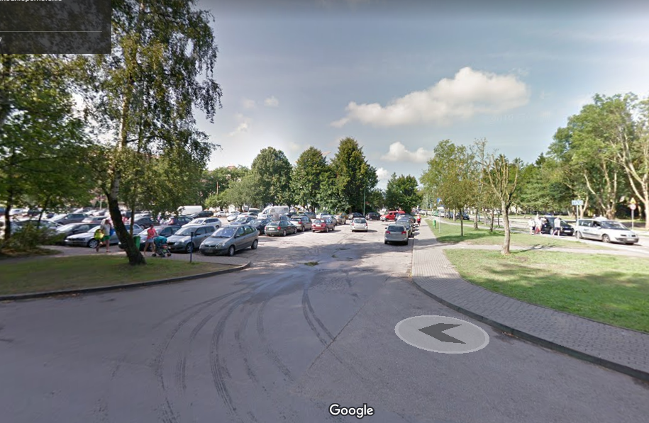 You are currently viewing Parking „poszedł” bez przetargu i od teraz będzie płatny. Przedsiębiorcy pytają jak to możliwe