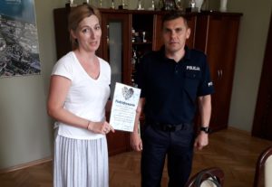 Read more about the article 3 tony plastikowych nakrętek trafiły do recyclingu. Mama chorego chłopca podziękowała policjantom za pomoc