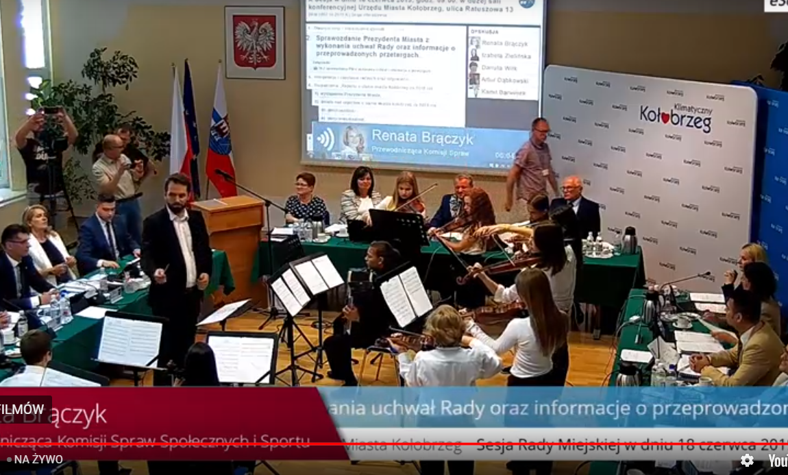 You are currently viewing Niecodzienna oprawa interpelacji radnej Brączyk. Uczniowie szkoły muzycznej zagrali podczas sesji Libertango