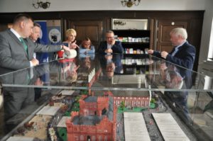 Read more about the article Można już oglądać makietę kołobrzeskich, historycznych ratuszy