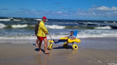 Niepełnosprawni mogą już w Kołobrzegu bezpiecznie kapać się w morzu. Umożliwi im to specjalna amfibia