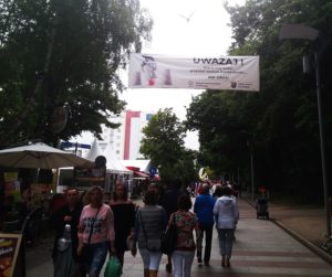 Read more about the article Banery ostrzegają przed „grą” w trzy kubki