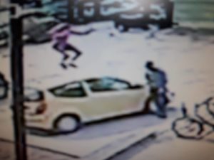 Read more about the article Pijany 40-latek skakał po dachu samochodu. Szkody wyceniono na 4 tys. zł