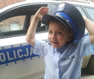 Read more about the article Policja pomogła spełnić marzenie małego Doriana. Chłopiec przez jeden dzień był policjantem