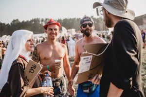 Read more about the article Przystań z Jezusem. Mobilna kaplica przy Sunrise Festival na lotnisku w Podczelu