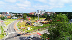 Read more about the article Wesołe Miasteczko rusza w sobotę. Płacąc tu za parking pomagamy ratować pszczoły