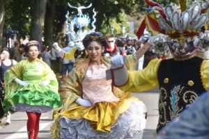 Read more about the article Zrobiło się naprawdę kolorowo i egzotycznie. Spotkania z folklorem INTERFOLK i Festiwal Indii w tym samym czasie (wideo)