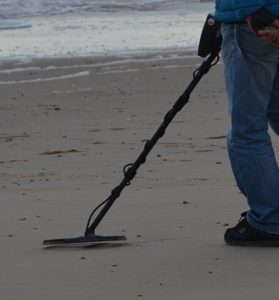 Read more about the article Wykrywaczem metali znalazł złotą zawieszkę wartą 3 tys. zł. Nie chciał jej zwrócić właścicielce. Sprawą zajmie się sąd