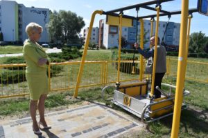 Read more about the article Pierwsze huśtawki plenerowe dla dzieci z niepełnosprawnościami stanęły na placach zabaw