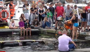 Read more about the article Zwariowane zawody w jeździe rowerem po desce na wodzie. W tym roku mamy dwóch zwycięzców (wideo)