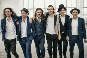 Read more about the article Gwiazdorski sierpień w gminie Kołobrzeg. W sobotę zagrają tu Wilki z Robertem Gawlińskim. Wstęp na koncert jest wolny