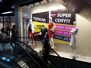 Read more about the article Lato na wyprzedaży. Teraz nawet do 77 procent taniej. Sprawdzamy gdzie