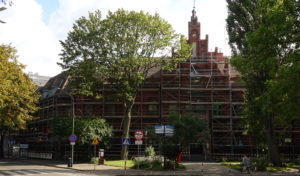 Read more about the article Rusza długo wyczekiwany remont zabytkowej poczty. Cały budynek obstawiony rusztowaniami